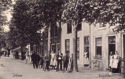 10762 Gezicht op de voorgevels van enkele huizen aan de Dorpsstraat te Jutphaas uit het noordoosten. N.B. De gemeenten ...